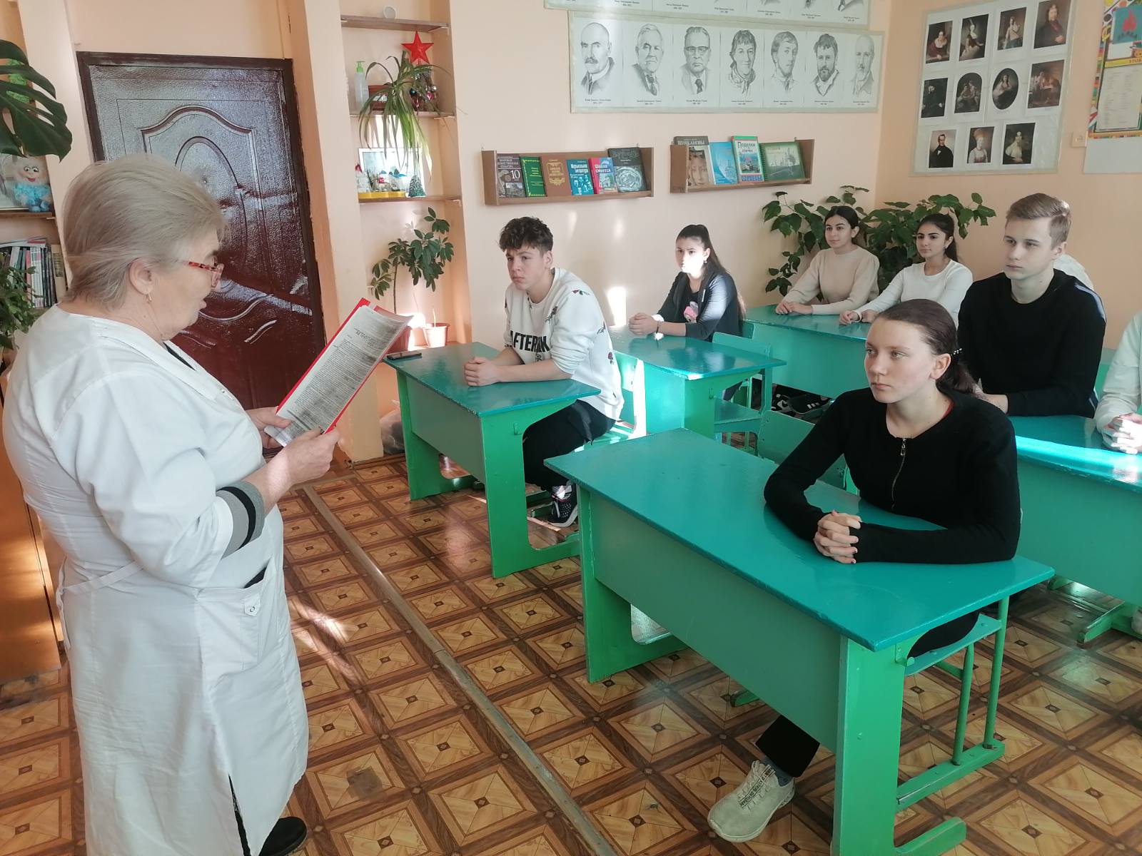 Любовь Александровна беседует с подростками.
