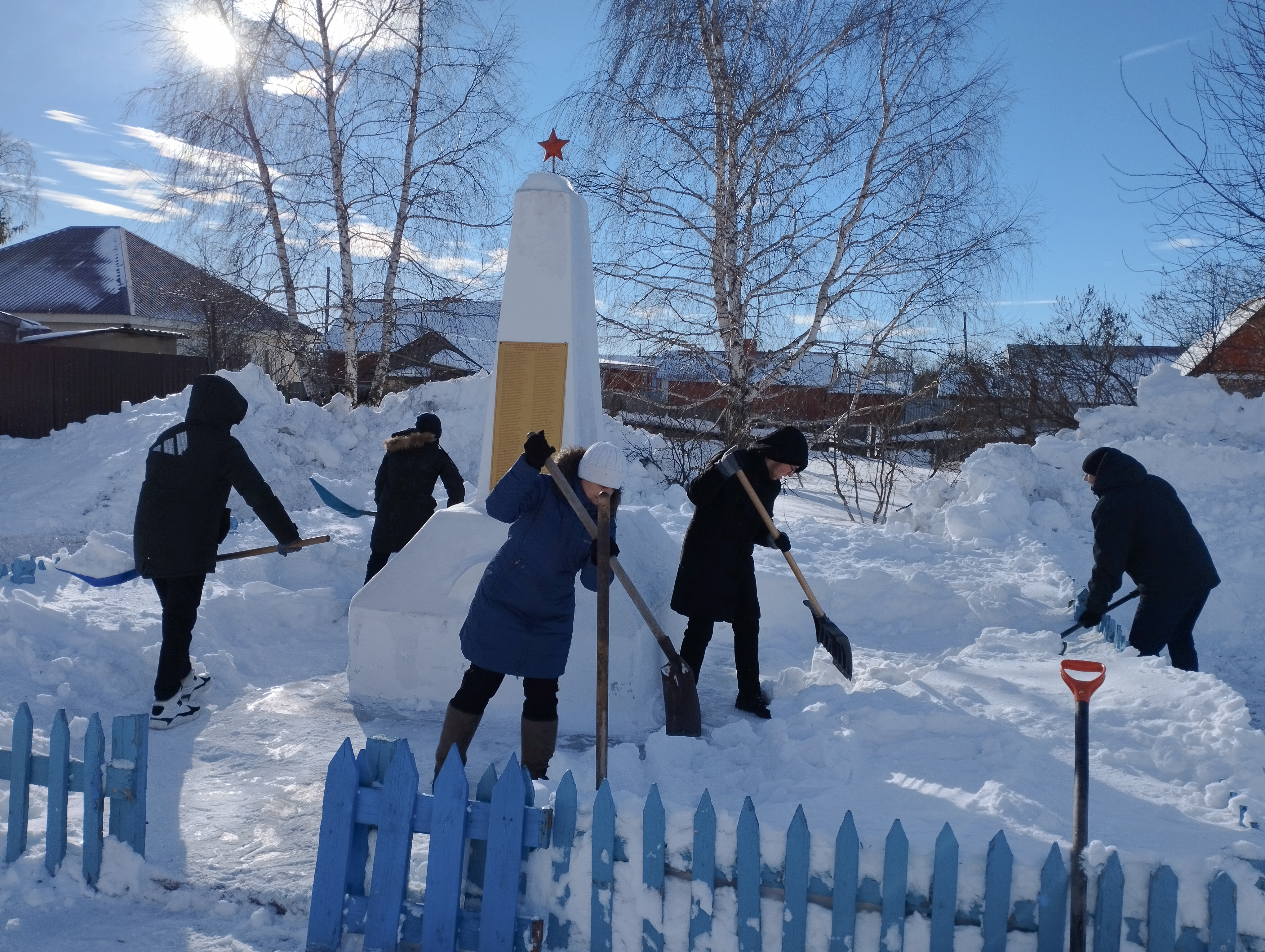 На уборке снега возле памятника односельчанам, погибшим в годы ВОВ.